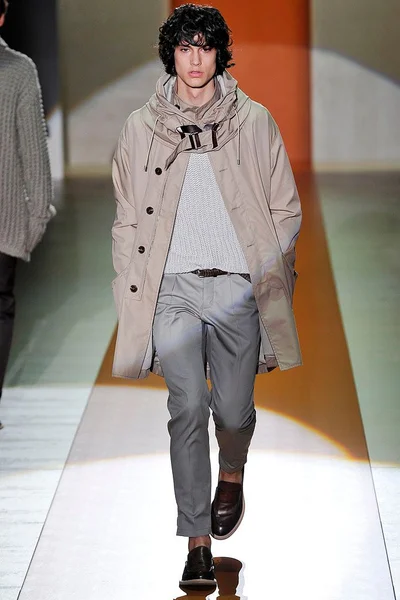 Look 16